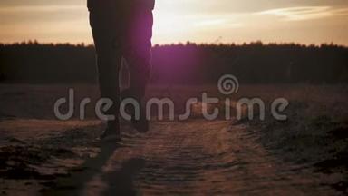 日落时跑步的人的轮廓。 户外越野跑.. 运动的年轻人在大自然中奔跑